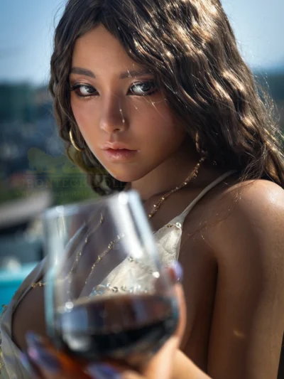 Junge Süße Sexpuppe Mit Braunen Haaren