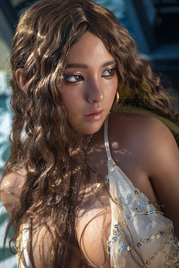 Junge Süße Sexpuppe Mit Braunen Haaren Junge Süße Sexpuppe Mit Braunen Haaren