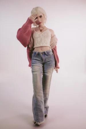 Blonde Fashion Full Silicone Sexpuppen Flat in Strickjacke und Jeans.