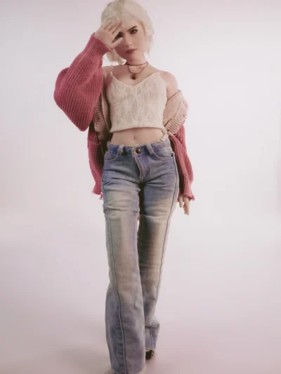 Blonde Fashion Full Silicone Sexpuppen Flat in Strickjacke und Jeans.