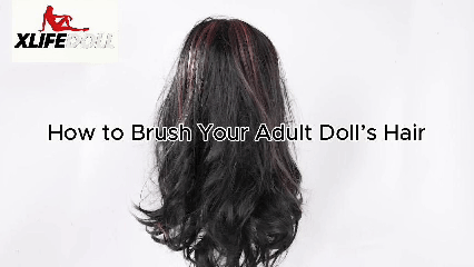 Demonstration, wie man die Haarwurzeln beim Bürsten der Puppenhaare hält.