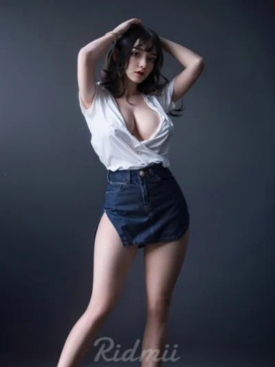 Silikonkopf Sexpuppen mit TPE-Körper im Jeansrock.