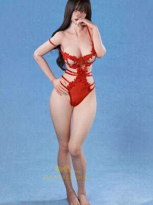 Vina, eine 166 cm große Sex-Puppe aus Vollsilikon, die mit roter Spitze bekleidet ist, wird mit einem ROS MAX Kopfmodell geliefert.