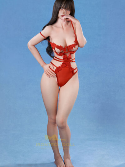 Vina, eine 166 cm große Sex-Puppe aus Vollsilikon, die mit roter Spitze bekleidet ist, wird mit einem ROS MAX Kopfmodell geliefert.