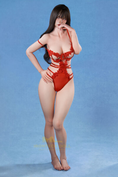 Vina, eine 166 cm große Sex-Puppe aus Vollsilikon, die mit roter Spitze bekleidet ist, wird mit einem ROS MAX Kopfmodell geliefert.