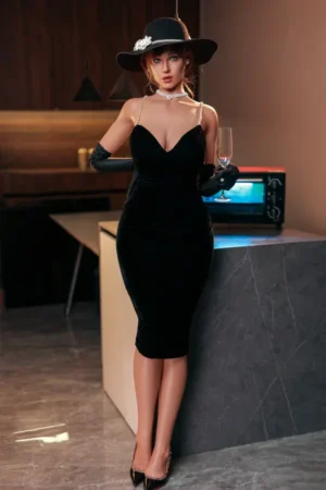 Isabelles Gesicht mit elegantem Hut und blaugrünen Augen.