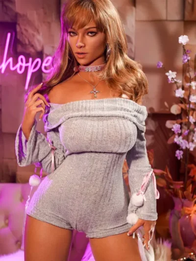 Fokus auf die handgefertigten Augen und die präzise Augenbrauen-Implantation.