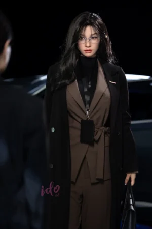 Lifestyle-Aufnahme der MeiLan als elegante asiatische Gefährtin.