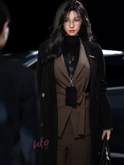 Lifestyle-Aufnahme der MeiLan als elegante asiatische Gefährtin.