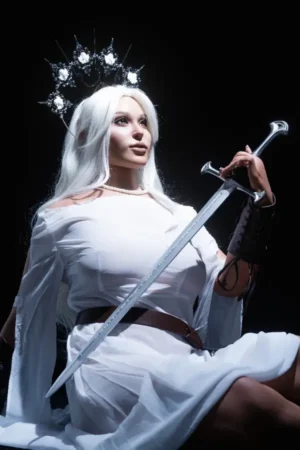 Silhouette der D-Körbchen Brust unter dem weißen Gewand.