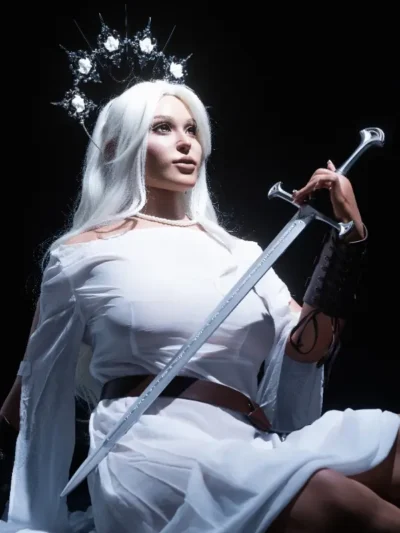 Silhouette der D-Körbchen Brust unter dem weißen Gewand.