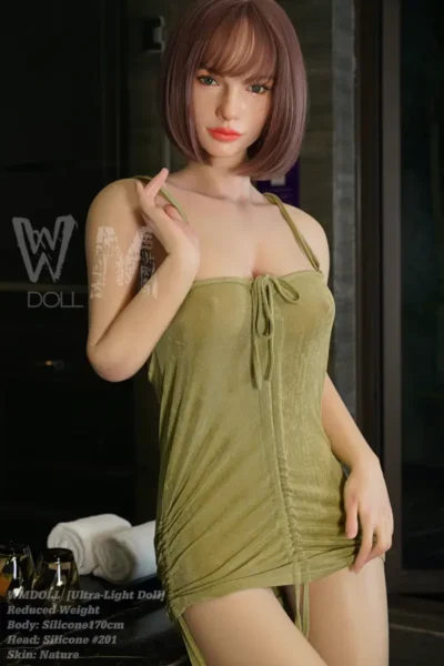Frontansicht der 170cm große Sexpuppe Maisie zur Veranschaulichung der Ultra-Light Technologie.