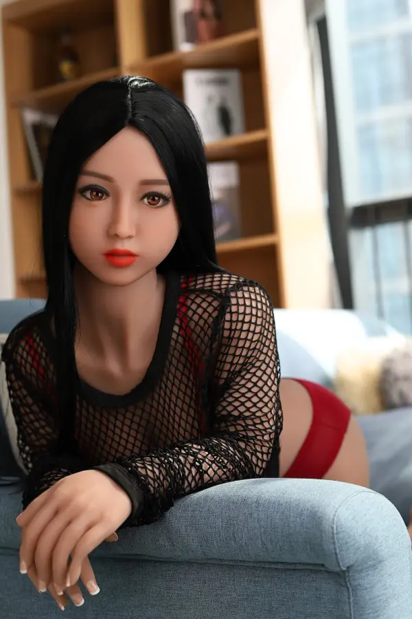Detailaufnahme der Hana TPE Sexpuppe mit braunen Augen und schwarzem Mittelscheitel-Haar