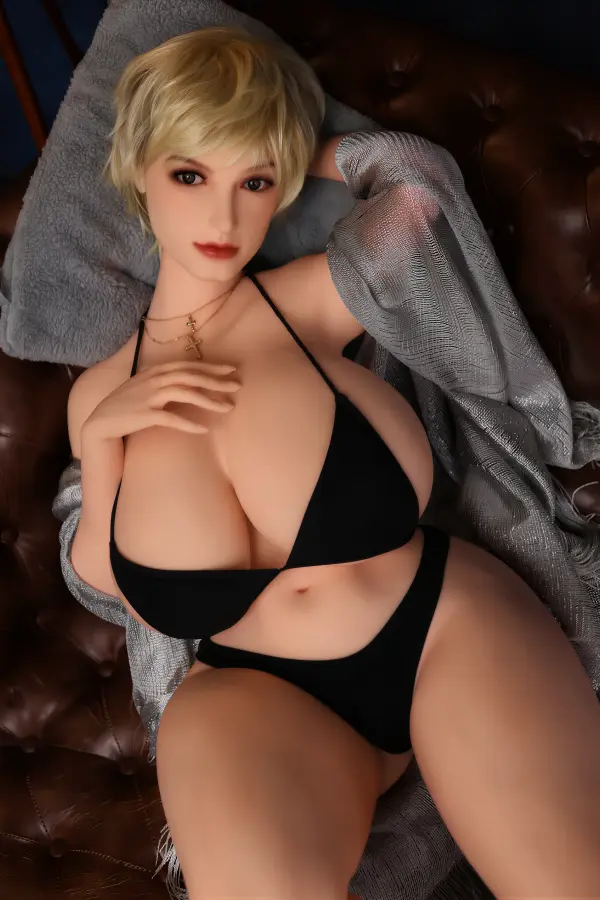 Nahaufnahme der Stella TPE Puppe mit blonder Kurzhaarfrisur und dezentem Make-up.